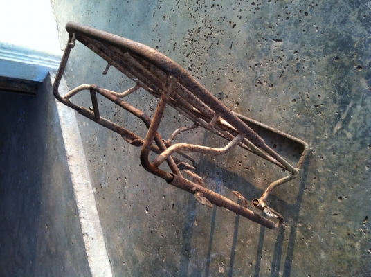 ตะแกรงเหล็ก ติดท้าย ไว้วางของ