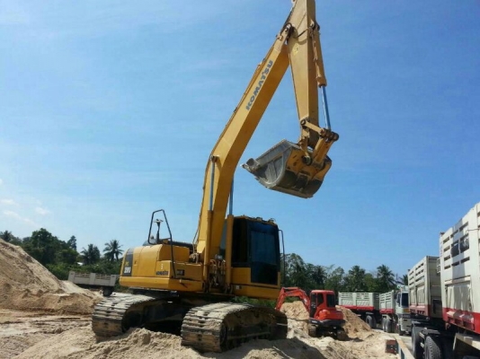 รถแบคโฮ KOMATSU  PC 200 - 8.  ( รถทำงาน. 7,2xx  ซม. )  สนใจติดต่อ 081 - 6079515