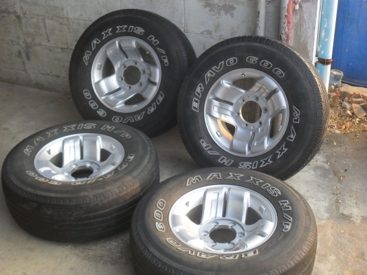 ล้อแม็ก 15นิ้ว 6รู พร้อมยาง 255/70R15 สวยๆ 4 ล้อ ราคา 6500 บาท