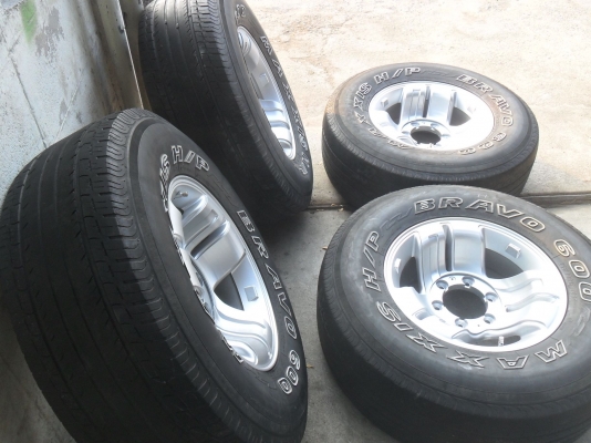 ล้อแม็ก 15นิ้ว 6รู พร้อมยาง 255/70R15 สวยๆ 4 ล้อ ราคา 6500 บาท