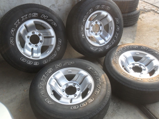 ล้อแม็ก 15นิ้ว 6รู พร้อมยาง 255/70R15 สวยๆ 4 ล้อ ราคา 6500 บาท