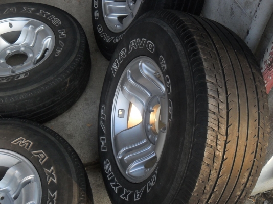 ล้อแม็ก 15นิ้ว 6รู พร้อมยาง 255/70R15 สวยๆ 4 ล้อ ราคา 6500 บาท