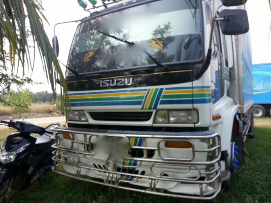 รถอีซูซุ 10 ล้อ ตู้เย็น  175 แรงม้า.  สนใจติดต่อ 081 - 6079515