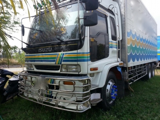 รถอีซูซุ 10 ล้อ ตู้เย็น  175 แรงม้า.  สนใจติดต่อ 081 - 6079515