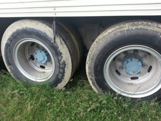 รถอีซูซุ 10 ล้อ ตู้เย็น FVM  175 แรงม้า.  สนใจติดต่อ 081 - 6079515