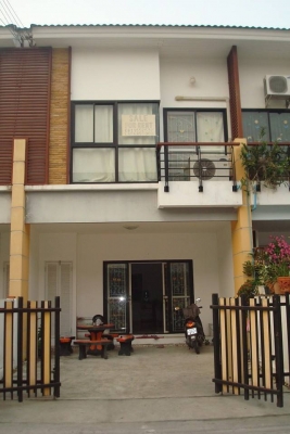 ขายทาวน์โฮม 2ชั้น 20.60ตารางวา หมู่บ้านดิเอ็นทอร์ ติดนิคมอัญมณีเจมโมโปริศ บ้านมีคนเช่าแล้วสัญญา2ปีค่าเช่ารับเดือนละ10000บาท หมู่บ้านมียามมีคีย์การ์ดปลอดภัยมาก ราคาประมาณ2400000บาท สนใจสอบถามได้คับ