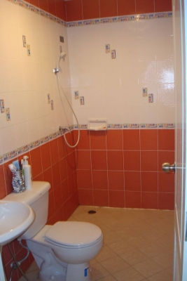 ขายทาวน์โฮม 2ชั้น 20.60ตารางวา หมู่บ้านดิเอ็นทอร์ ติดนิคมอัญมณีเจมโมโปริศ บ้านมีคนเช่าแล้วสัญญา2ปีค่าเช่ารับเดือนละ10000บาท หมู่บ้านมียามมีคีย์การ์ดปลอดภัยมาก ราคาประมาณ2400000บาท สนใจสอบถามได้คับ