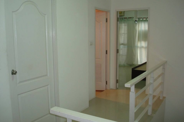 ขายทาวน์โฮม 2ชั้น 20.60ตารางวา หมู่บ้านดิเอ็นทอร์ ติดนิคมอัญมณีเจมโมโปริศ บ้านมีคนเช่าแล้วสัญญา2ปีค่าเช่ารับเดือนละ10000บาท หมู่บ้านมียามมีคีย์การ์ดปลอดภัยมาก ราคาประมาณ2400000บาท สนใจสอบถามได้คับ