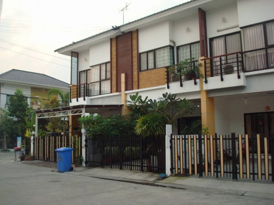 ขายทาวน์โฮม 2ชั้น 20.60ตารางวา หมู่บ้านดิเอ็นทอร์ ติดนิคมอัญมณีเจมโมโปริศ บ้านมีคนเช่าแล้วสัญญา2ปีค่าเช่ารับเดือนละ10000บาท หมู่บ้านมียามมีคีย์การ์ดปลอดภัยมาก ราคาประมาณ2400000บาท สนใจสอบถามได้คับ