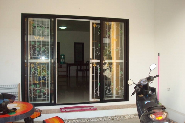 ขายทาวน์โฮม 2ชั้น 20.60ตารางวา หมู่บ้านดิเอ็นทอร์ ติดนิคมอัญมณีเจมโมโปริศ บ้านมีคนเช่าแล้วสัญญา2ปีค่าเช่ารับเดือนละ10000บาท หมู่บ้านมียามมีคีย์การ์ดปลอดภัยมาก ราคาประมาณ2400000บาท สนใจสอบถามได้คับ