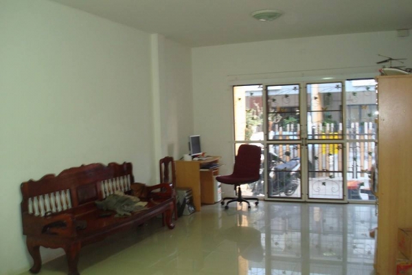 ขายทาวน์โฮม 2ชั้น 20.60ตารางวา หมู่บ้านดิเอ็นทอร์ ติดนิคมอัญมณีเจมโมโปริศ บ้านมีคนเช่าแล้วสัญญา2ปีค่าเช่ารับเดือนละ10000บาท หมู่บ้านมียามมีคีย์การ์ดปลอดภัยมาก ราคาประมาณ2400000บาท สนใจสอบถามได้คับ