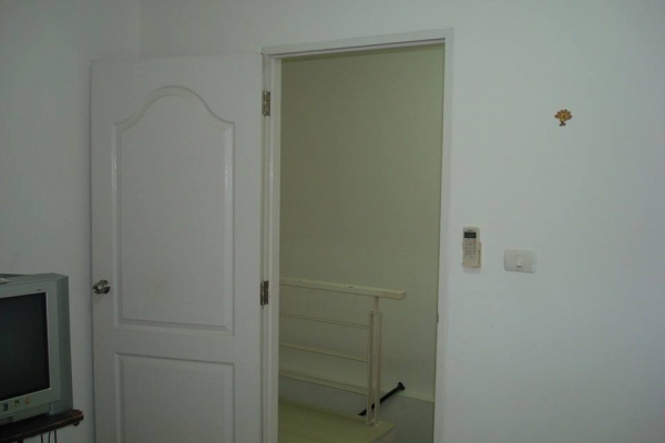 ขายทาวน์โฮม 2ชั้น 20.60ตารางวา หมู่บ้านดิเอ็นทอร์ ติดนิคมอัญมณีเจมโมโปริศ บ้านมีคนเช่าแล้วสัญญา2ปีค่าเช่ารับเดือนละ10000บาท หมู่บ้านมียามมีคีย์การ์ดปลอดภัยมาก ราคาประมาณ2400000บาท สนใจสอบถามได้คับ