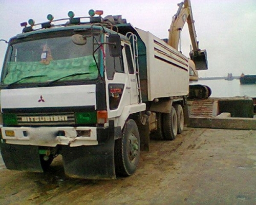 รถมิตซู 10 ล้อดั้ม FN527 - TF  เปลื่ยนเครื่อง  220 แรงม้า. สนใจติดต่อ 081 - 6079515