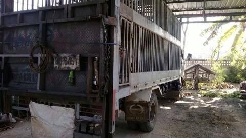 ขายรถ หกล้อ HIno FC 120 คอกหมู มีลิฟหลัง คัสซีสวยไม่มีผุไม่บวม รถยังใช้งานยุ