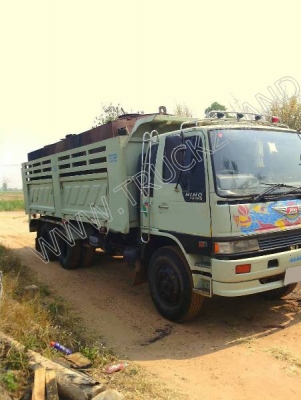 รถบรรทุก 10 ล้อดั๊มพ์ ยี่ห้อ HINO 240 แรงม้า (ไม่รวมถังน้ำที่อยู่บนรถ)
