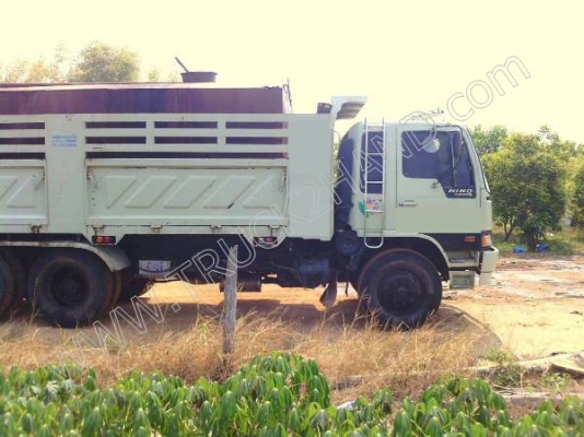 รถบรรทุก 10 ล้อดั๊มพ์ ยี่ห้อ HINO 240 แรงม้า (ไม่รวมถังน้ำที่อยู่บนรถ)