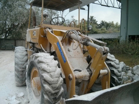 รถตักล้อยาง KOMATSU JS30B ยังไม่ต่อแขน รถทำงานอยู่
