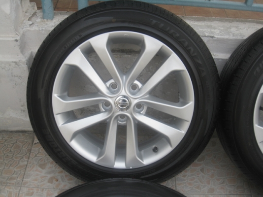 ขายล้อแม็กป้ายแดง nissan juke 17"x7" et47  5 รู 114.3 + ยาง bridgestone turanza gr-90 215/55r17 ยางผลิตสัปดาห์ที่ 42-1เส้น 43-3เส้น ปี13 ริ้วและสีที่หน้ายางมีทุกเส้นครับ ขายทั้งชุด 23,900 บาทครับ สนใจติดต่อเล็กคลองสาม (081-3747940)