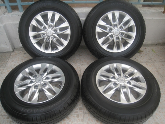 ขายล้อแม็กป้ายแดง hyundai h1 16"x6.5" et56 6 รู 139.7 + ยาง hankook radial ra08 215/70r16 ยางผลิตสัปดาห์ที่ 38-1เส้น, 39-2เส้น, 41-1เส้น ปี13 ตุ่มที่หน้ายางมีทุกเส้นครับ ขายทั้งชุด 15,900 บาทครับ สนใจติดต่อเล็กคลองสามครับ (081-3747940)