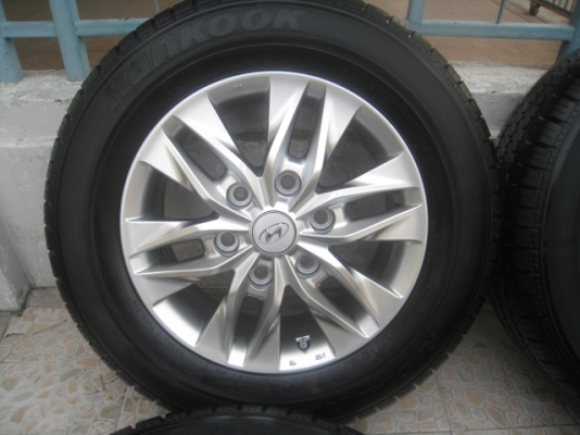ขายล้อแม็กป้ายแดง hyundai h1 16"x6.5" et56 6 รู 139.7 + ยาง hankook radial ra08 215/70r16 ยางผลิตสัปดาห์ที่ 38-1เส้น, 39-2เส้น, 41-1เส้น ปี13 ตุ่มที่หน้ายางมีทุกเส้นครับ ขายทั้งชุด 15,900 บาทครับ สนใจติดต่อเล็กคลองสามครับ (081-3747940)