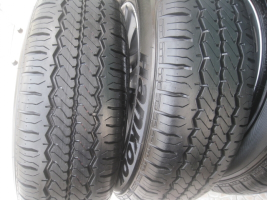 ขายล้อแม็กป้ายแดง hyundai h1 16"x6.5" et56 6 รู 139.7 + ยาง hankook radial ra08 215/70r16 ยางผลิตสัปดาห์ที่ 38-1เส้น, 39-2เส้น, 41-1เส้น ปี13 ตุ่มที่หน้ายางมีทุกเส้นครับ ขายทั้งชุด 15,900 บาทครับ สนใจติดต่อเล็กคลองสามครับ (081-3747940)