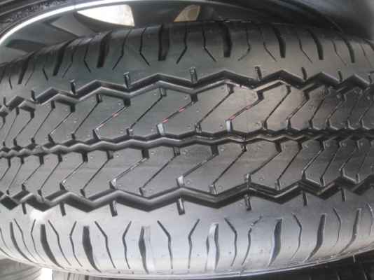ขายล้อแม็กป้ายแดง hyundai h1 16"x6.5" et56 6 รู 139.7 + ยาง hankook radial ra08 215/70r16 ยางผลิตสัปดาห์ที่ 38-1เส้น, 39-2เส้น, 41-1เส้น ปี13 ตุ่มที่หน้ายางมีทุกเส้นครับ ขายทั้งชุด 15,900 บาทครับ สนใจติดต่อเล็กคลองสามครับ (081-3747940)