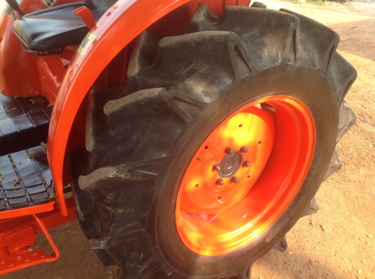 ปัญญาแทรคเตอร์มาแล้ว...จัดมาให้ตามคำเรียกร้อง  คูโบต้า L4708 พร้อมใบมีดคานล่างFD185F ผาน6x24 CMT ทำงาน 1068 ชม. จัดส่ง อ.เมือง จ.กำแพงเพชร