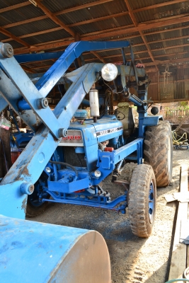 รถไถฟอร์ดพร้อมใบตัก