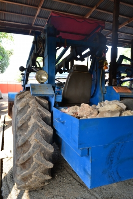 รถไถฟอร์ดพร้อมใบตัก