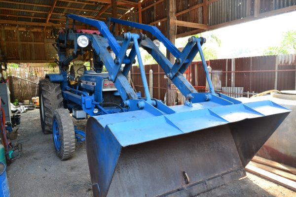 รถไถฟอร์ดพร้อมใบตัก