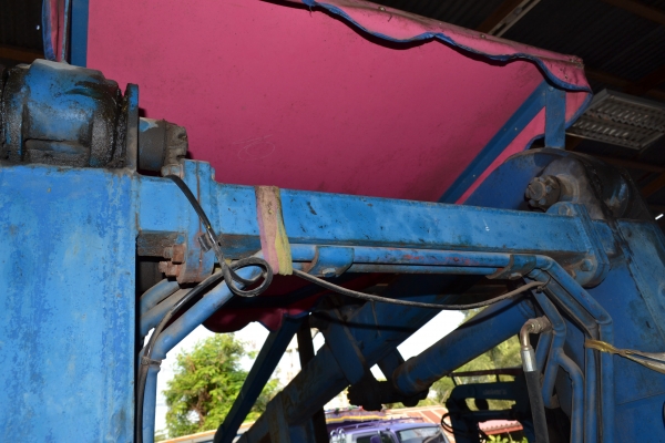 รถไถฟอร์ดพร้อมใบตัก