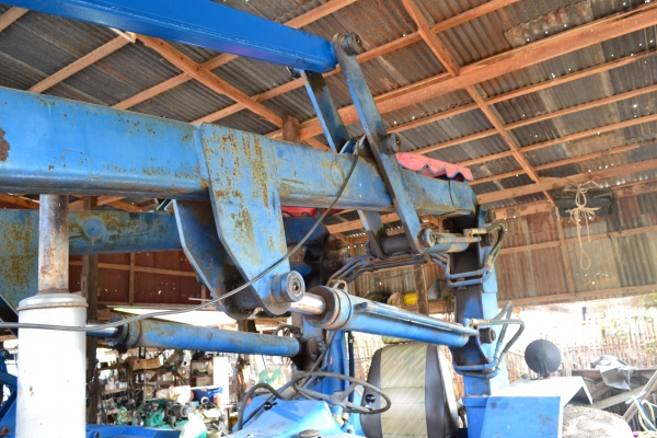 รถไถฟอร์ดพร้อมใบตัก