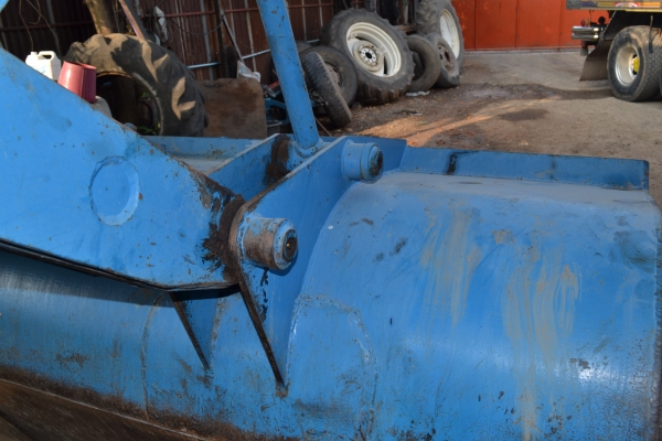 รถไถฟอร์ดพร้อมใบตัก