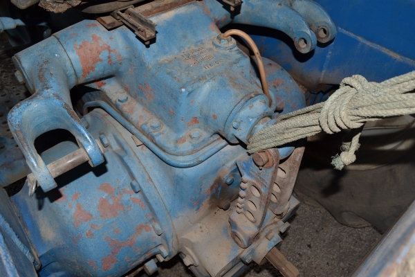 รถไถฟอร์ดพร้อมใบตัก