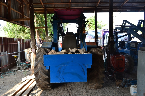 รถไถฟอร์ดพร้อมใบตัก