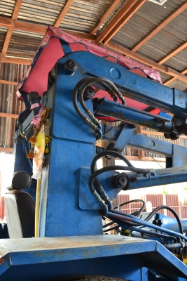 รถไถฟอร์ดพร้อมใบตัก