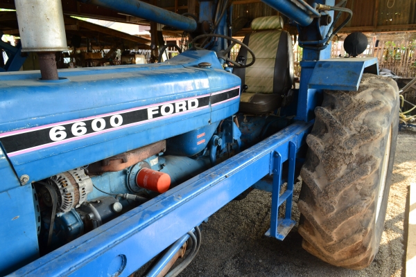 รถไถฟอร์ดพร้อมใบตัก