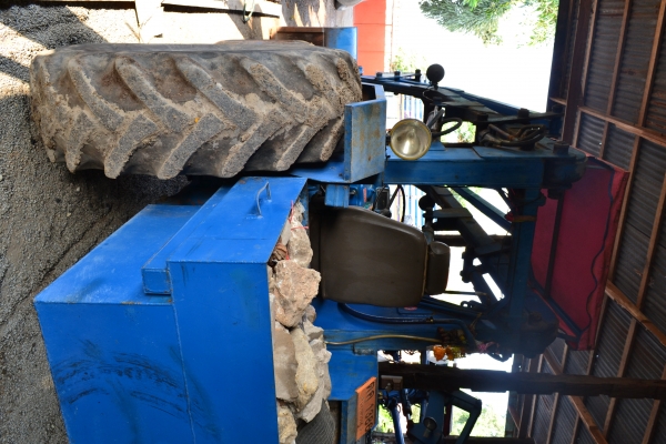 รถไถฟอร์ดพร้อมใบตัก