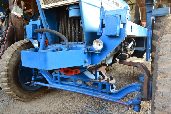 รถไถฟอร์ดพร้อมใบตัก