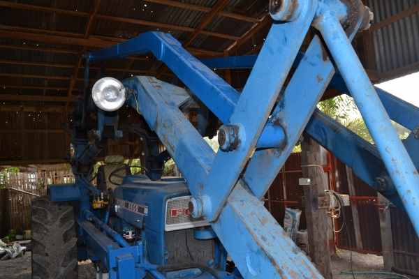 รถไถฟอร์ดพร้อมใบตัก