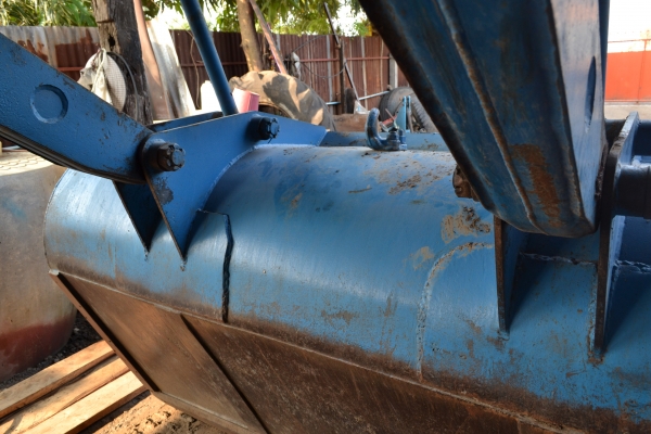 รถไถฟอร์ดพร้อมใบตัก