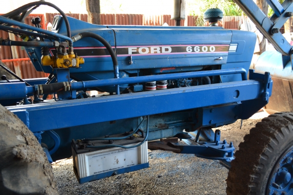 รถไถฟอร์ดพร้อมใบตัก