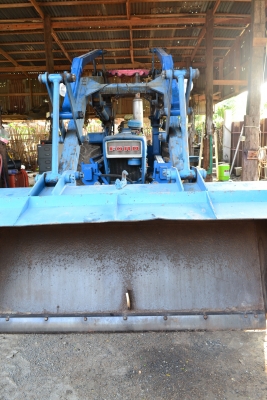 รถไถฟอร์ดพร้อมใบตัก