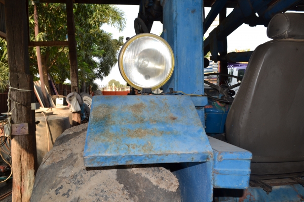 รถไถฟอร์ดพร้อมใบตัก