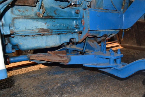 รถไถฟอร์ดพร้อมใบตัก