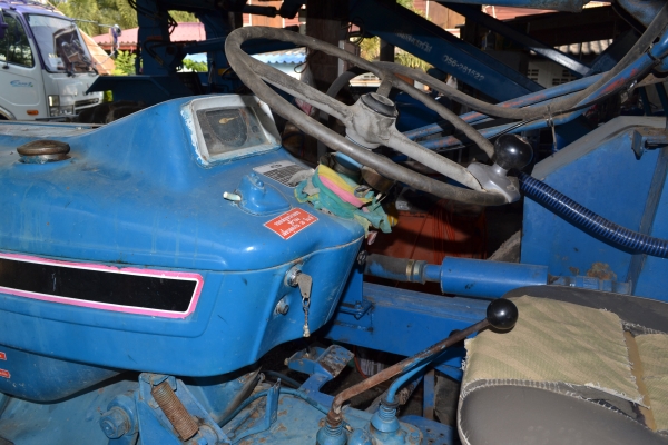 รถไถฟอร์ดพร้อมใบตัก