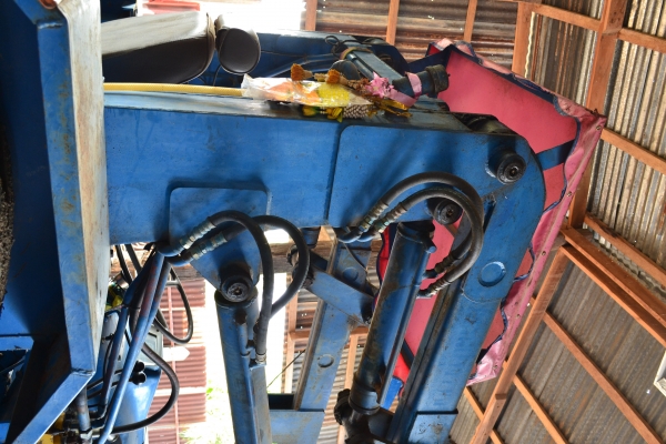 รถไถฟอร์ดพร้อมใบตัก