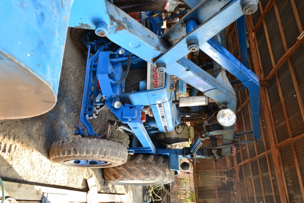 รถไถฟอร์ดพร้อมใบตัก