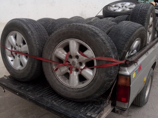 เเม๊กวีโก้ ขอบ 17นิ้ว  4 ชุด กับอีก 2 วง ครับ ยังไม่ได้ล้างมาก่อนเลือกก่อน 255 /65/17