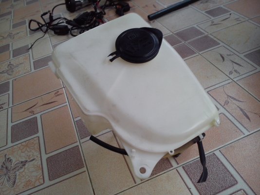 กระปุกฉีดน้ำพร้อมมอเตอร์สองทางใส่รถ TOYOTA AE100 AE110 AE112 กระปุกฉีดน้ำพร้อมมอเตอร์สองทางใส่รถ TOYOTA AE100 AE110 AE112